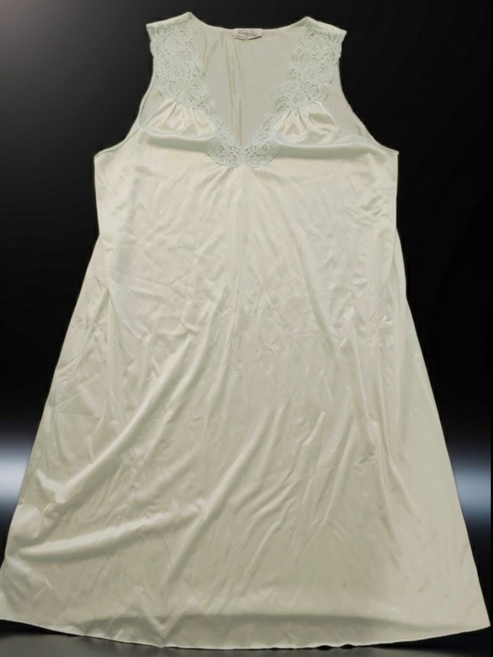 Vanity Fair Vintage Light Green Lace-Trim Nightgown Size M